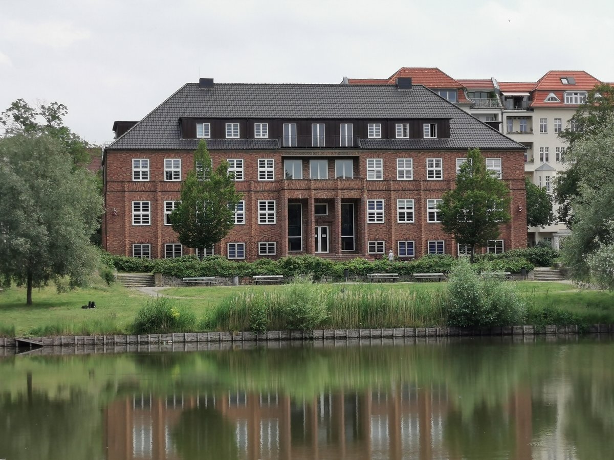 Berlin. Ehemaliges Haus der Knapschaft Berufsgenossenschaft am Lietzensee in Berlin. Blick von der Seeseite ber den Kuno Fischer Platz hinweg. Aufgenommen am 12.06.2020.