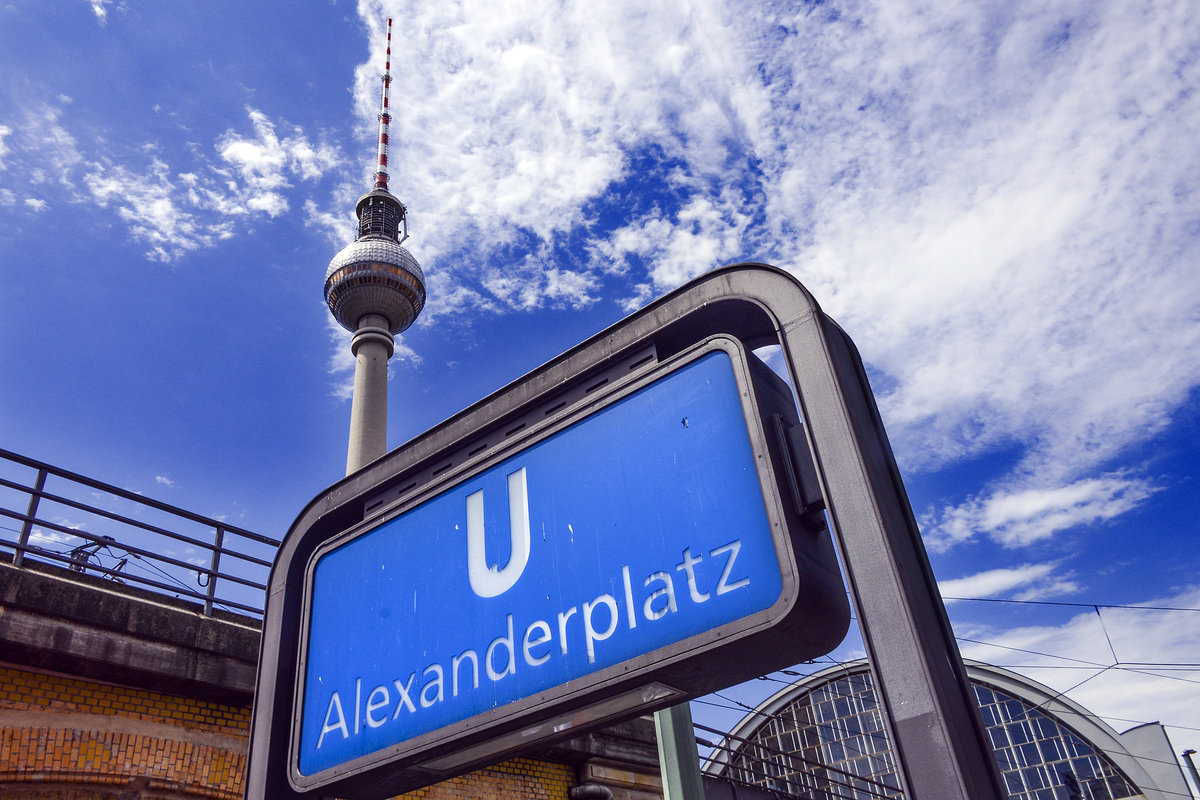 Berlin - Fernsehturm vom Alexanderplatz aus gesehen. Aufnahme: 8. Juni 2019.