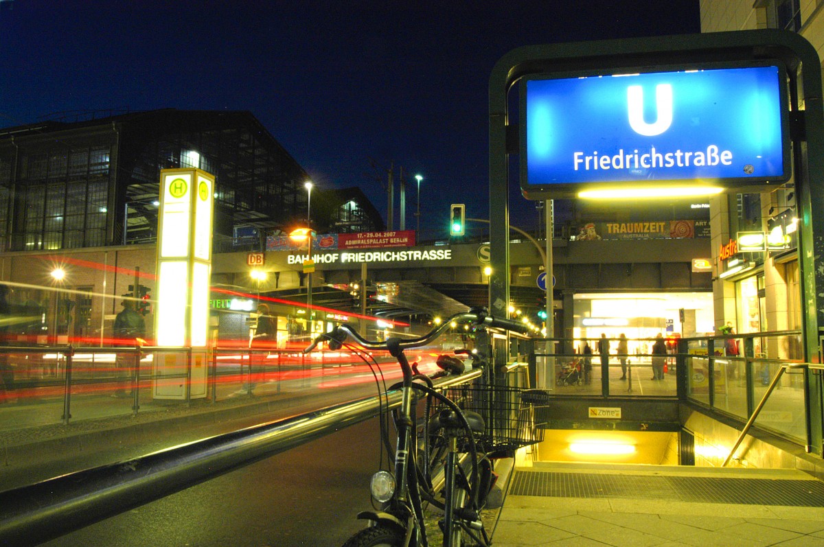 Berlin - Friedrichstrae und Bahnhof Friedrichstrae nachts. Aufnahme: April 2007.