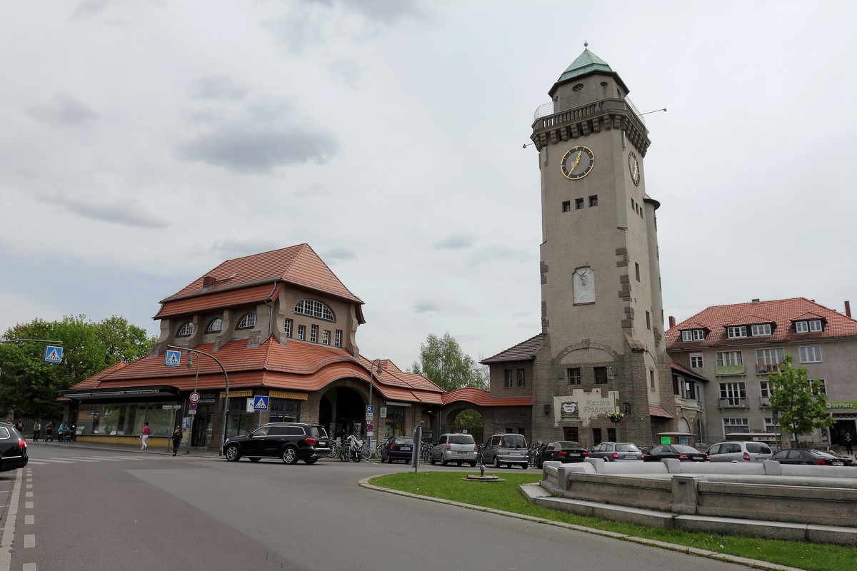 Berlin Frohnau Ludolfingerplatz  am 06. Mai 2015, zur rechten der Casinoturm der zwischen 1909 und 1910 als 30 Meter hohes Wahrzeichen gebaut wurde und als Wasserturm in Frohnau verwendet wurde
 sowie links der Eingang zum S-Bahnhof Frohnau
