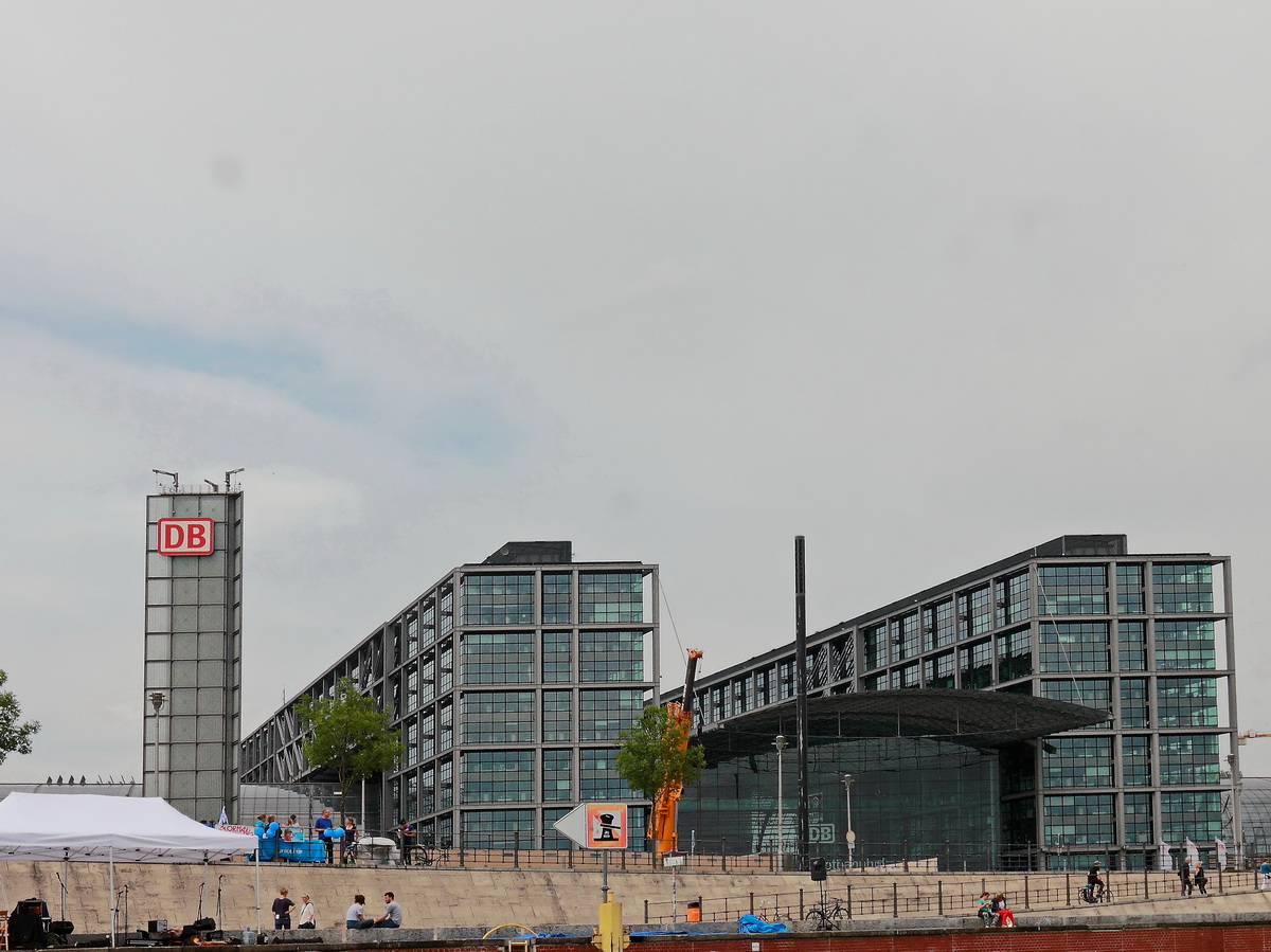 Berlin Hauptbahnhof  (Lehrter Bahnhof) gesehen vom Ausflugsdampfer auf der Spree am 24. Juni 2017.