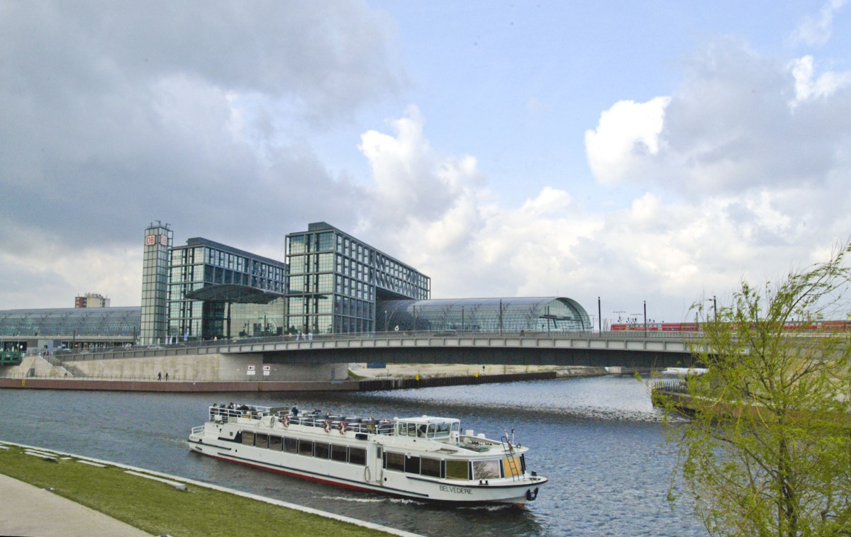 Berlin Hauptbahnhof mit der Spree im Vordergrund. Aufnahme: April 2007.