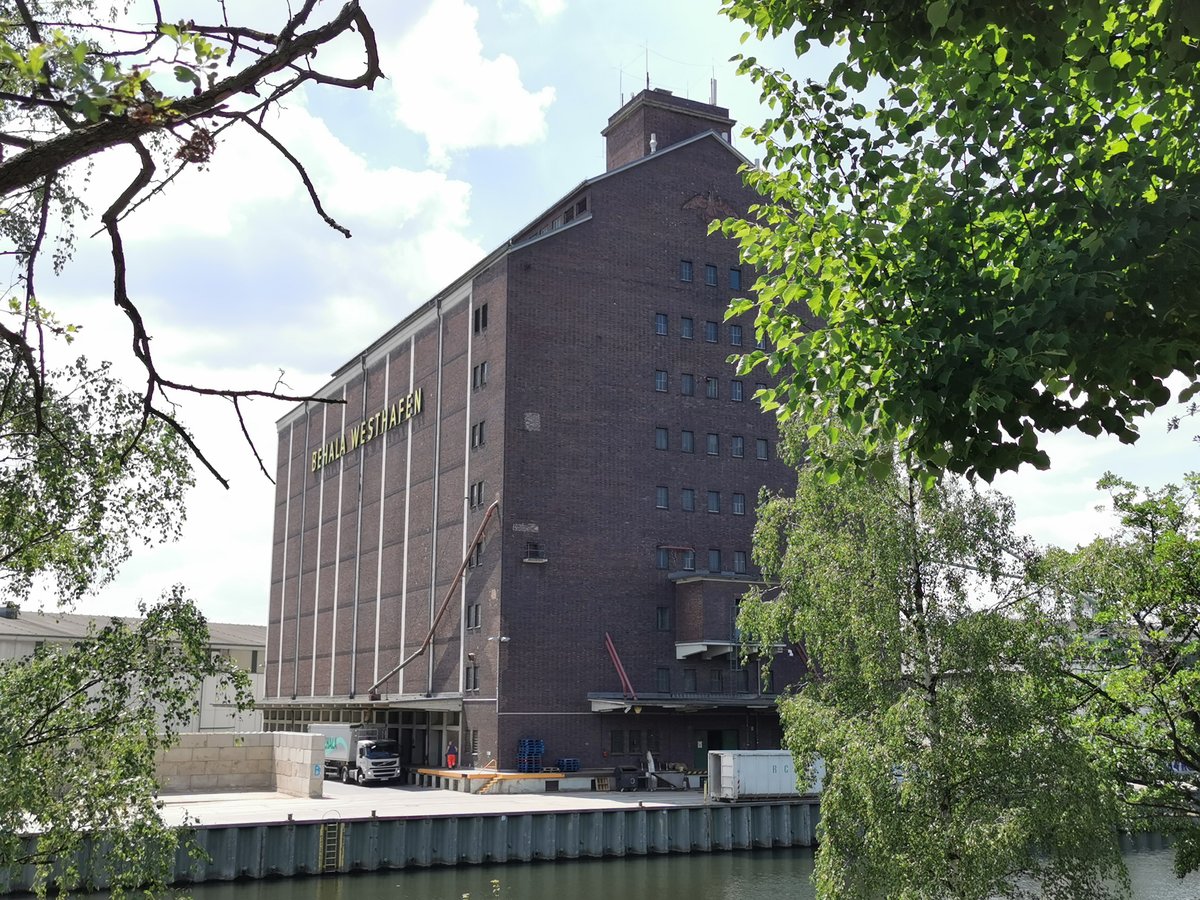 Berlin. Historisches Hochlager von BEHALA WESTHAFEN in Berlin. Fotografiert vom Wanderweg am Nordufer am 17.06.2020.