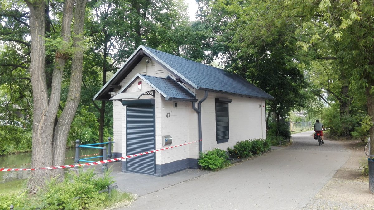 Berlin. Kiosk fr Radfahrer und Wanderer am Einsteinufer 47 am Landwehrkanal in Berlin. Aufgenommen am 05.06.2020.