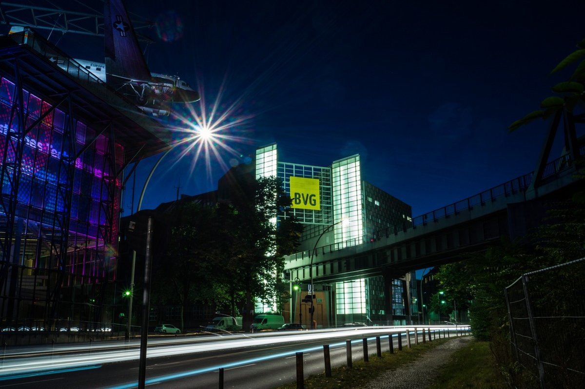 
Berlin Kreuzberg. U-Bahnhof Gleisdreieck bei Nacht!


 Am 2.10.2016 aufgenommen in Berlin Kreuzberg. U-Bahnhof Gleisdreieck . Links das Gebude ist das Technikmuseum angeleuchtet wegen das Lichterfest in Berlin.
