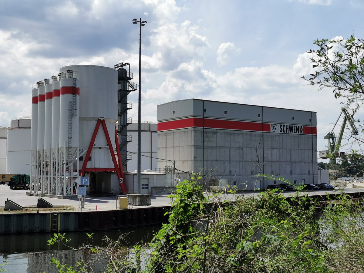 Berlin. Lager und Verladeterminal von Schwenk am Westhafen in Berlin. Fotografiert vom Wanderweg am Nordufer am 17.06.2020.