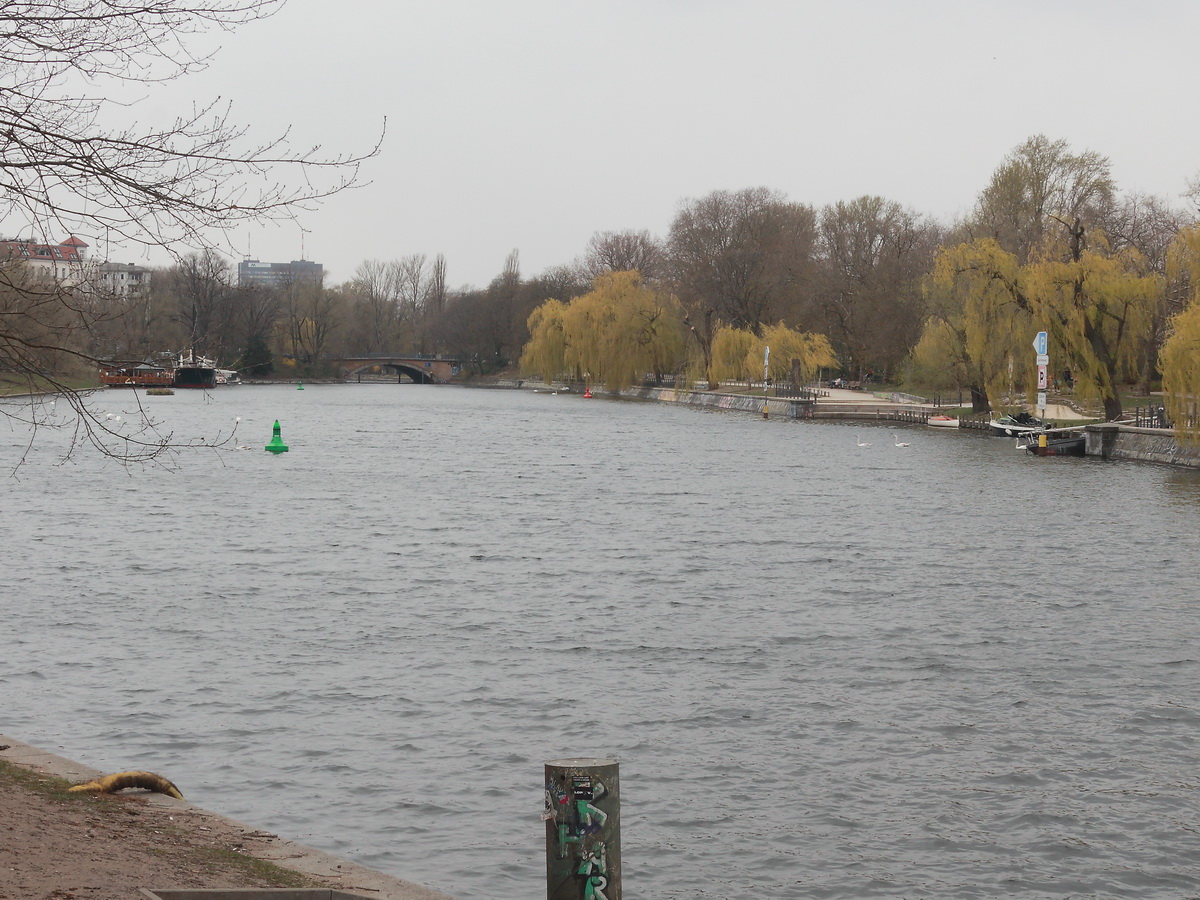 Berlin, Landwehrkanal gesehen vom Planufer in Kreuzberg am 04. April 2022.