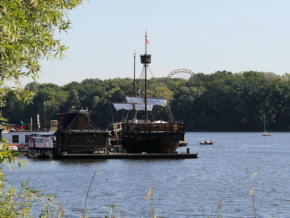 Berlin Lichtenberg / Rummelsburger Bucht, Blick auf die  Gode Wind - Hauptstadtkogge  (Restaurant) vom Ufer an dem Rummelsburger See am 15. August 2017.