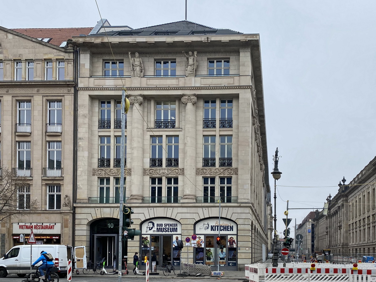 Berlin Mitte am 03. Mrz 2022, Blick auf den Eingang des seit 2021 geffnetet Bud Spencer Museum auf der Strae  unter den Linden .