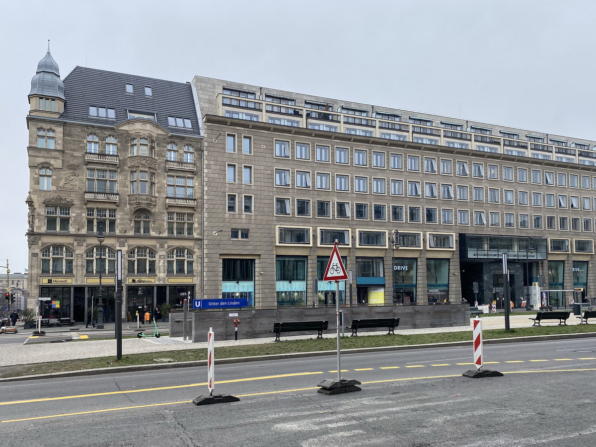 Berlin Mitte am 03. Mrz 2022, Blick auf das Haus Unter den Linden 17, das von Microsoft genutzt wird.