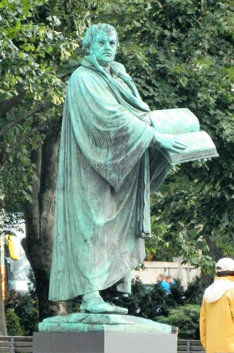 Berlin-Mitte: an der Westseite der Marienkirche steht das Lutherdenkmal. Groe Teile der 1895 eingeweihten Denkmalsanlage zur Reformation wurden whrend des 2. Weltkrieges zu Rstungszwecken eingeschmolzen. Nach den berstandenen Bombenangriffen im Frhjahr 1945 wurde die Lutherfigur spter in Berlin-Weiensee aufgestellt. Noch vor der  Wende  1989 erfolgte die Rckfhrung in die Nhe des ursprnglichen Standortes. (13.07.2017)