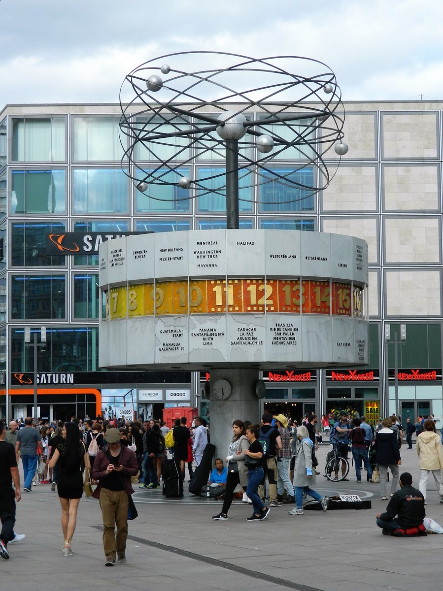 Berlin-Mitte: Auf dem Alexanderplatz steht die 1969, zum 20. Jahrestag der DDR, erbaute Urania-Weltzeituhr. Der beliebte Treffpunkt fr Berliner und Touristen steht seit 2015 unter Denkmalschutz. (13.07.2017)