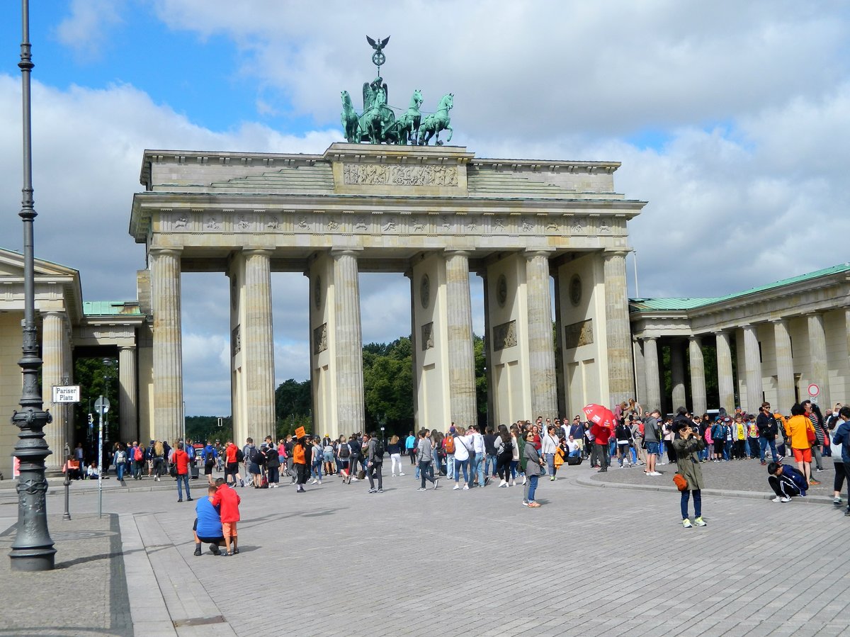 Berlin-Mitte: Das Brandenburger Tor wurde von 1789 bis 1793 nach Entwrfen von Carl Gotthard Langhans erbaut. Es ist das einzig erhaltene Berliner Stadttor und eines der bekanntesten Wahrzeichen von Berlin. (13.07.2017)