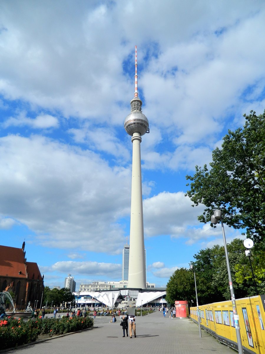 Berlin-Mitte: Der Fernsehturm wurde 1965 - 1969 erbaut und ist mit 368 m das hchste Gebude in Deutschlands. Das Berliner Wahrzeichen ist seit 1979 als Denkmal geschtzt und zhlt jhrlich mehr als eine Million Besucher. (13.07.2017) 
