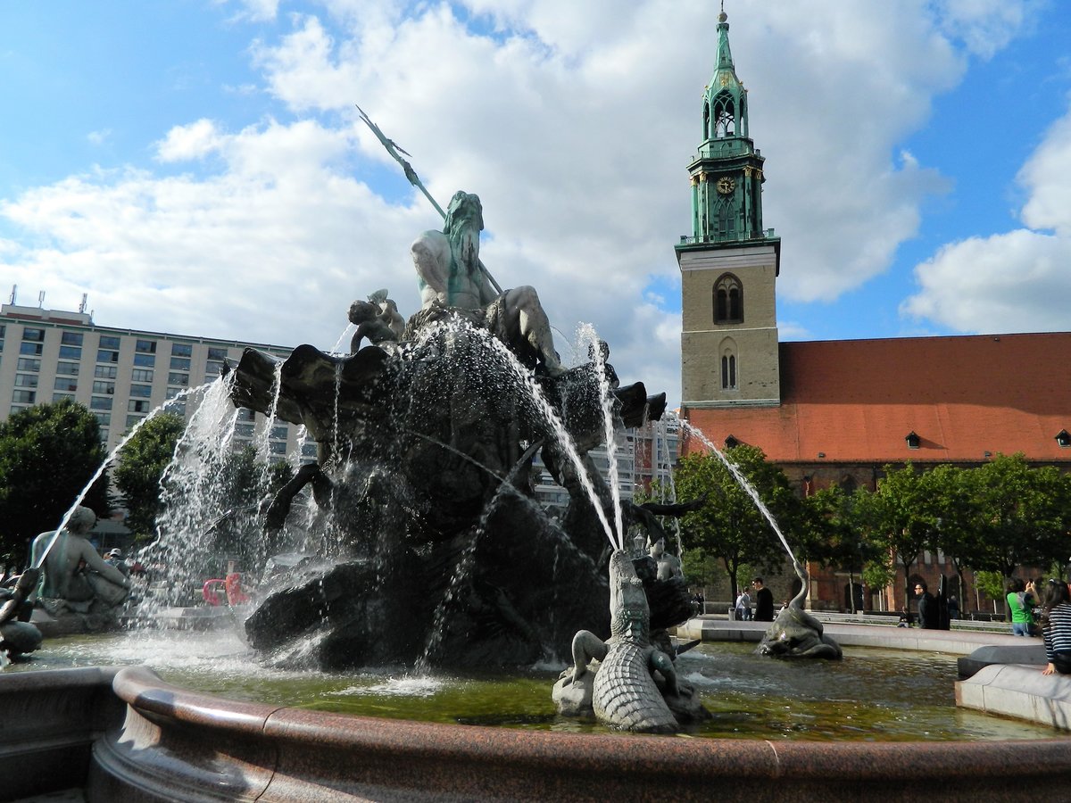 Berlin-Mitte: Der Neptunbrunnen (auch Kaiserbrunnen, Schlobrunnen oder auch Begasbrunnen), wurde von 1888 bis 1891 erbaut. Im Hintergrund ist die St. Marienkirche zu sehen. (13.07.2017)  