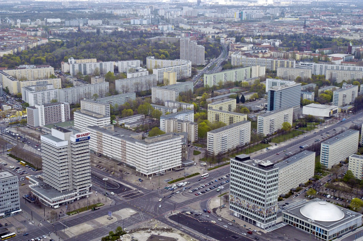 Berlin-Mitte vom Fernsehturm aus gesehen. Im Vordergrund die Straenkreuzung von Alexanderstrae, Karl-Marx-Allee und Otto-Braun-Strae. Aufnahme: April 2007.