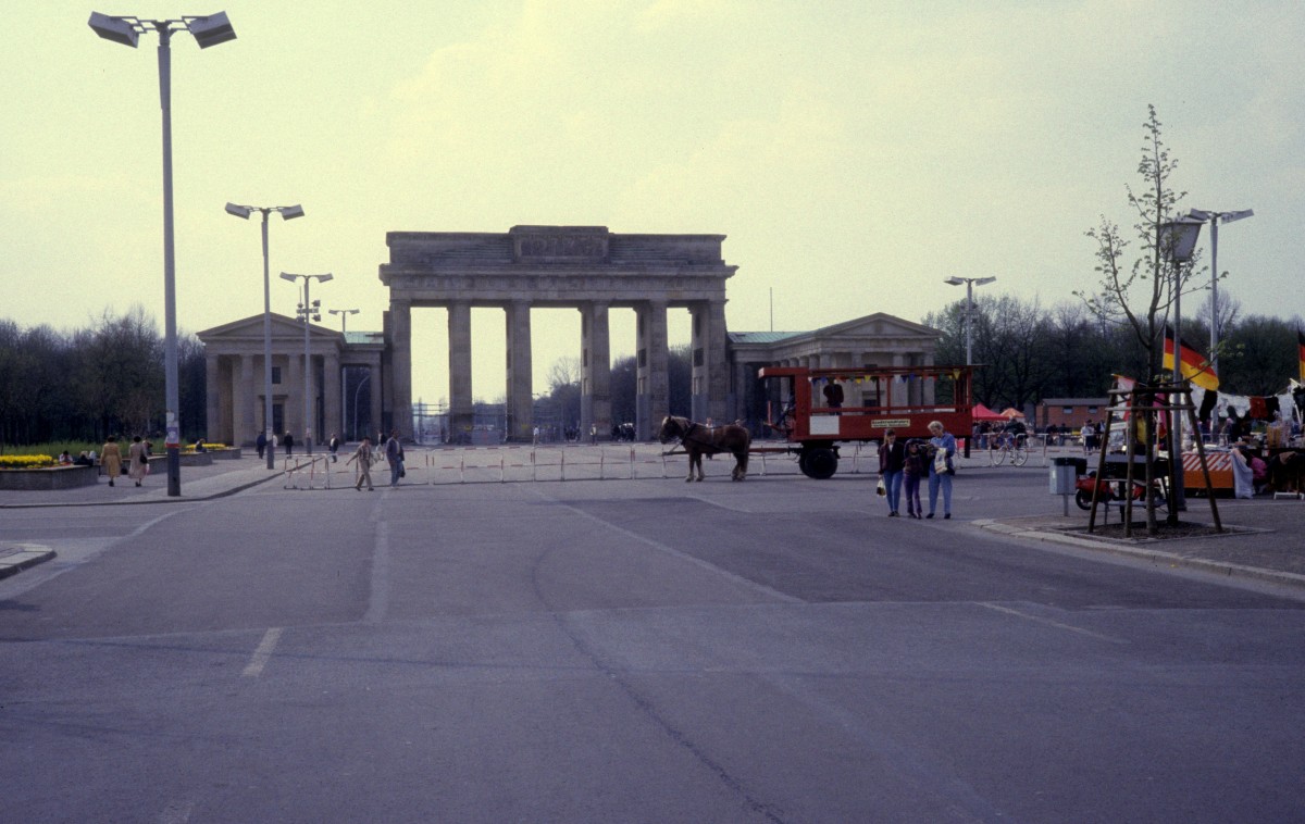 Berlin Pariser Platz / Brandenburger Tor (ohne Johann Gottfried Schadows Quadriga) am 12. April 1991. 