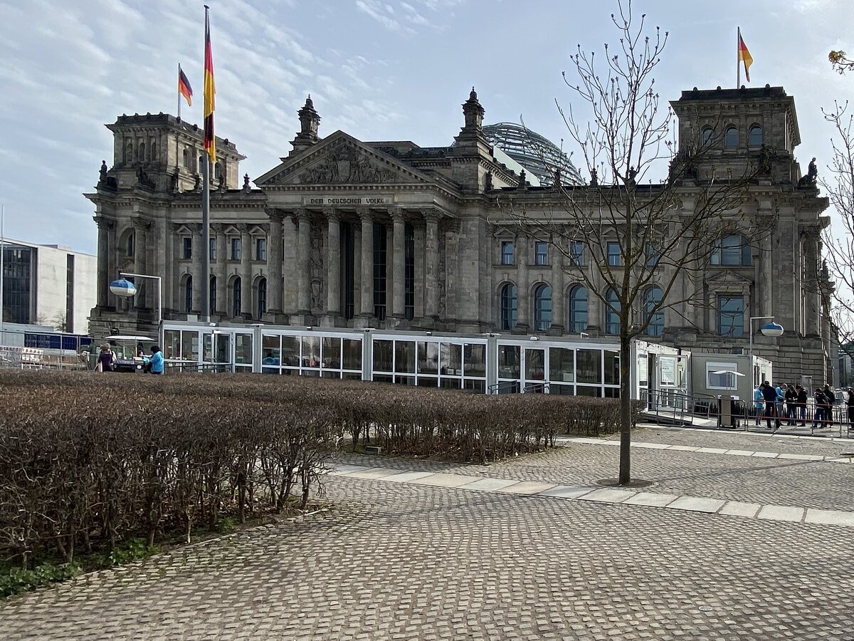 Berlin Scheidemannstrae am 14. April 2022, Frontansicht des Reichtages nun mit Absperrung zur Einlasskontrolle.