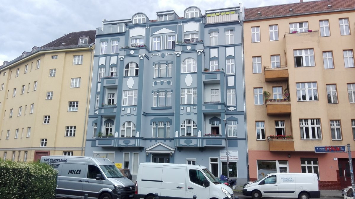 Berlin. Wohnhaus an der S-Bahn Jungfernheide mit kunstvoll gestalteter Fassade. Aufgenommen am 09.06.2020.