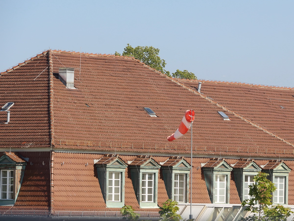 Berliner Bildungscampus fr Gesundheitsberufe gGmbH auf dem Gelnde des Klinikum Neuklln Vivantes am 03. September 2021 nahe dem Landeplatz fr Hubschrauber am 03. September 2021. Im Vordergrund der Windsack fr die Notarzt Hubschrauber