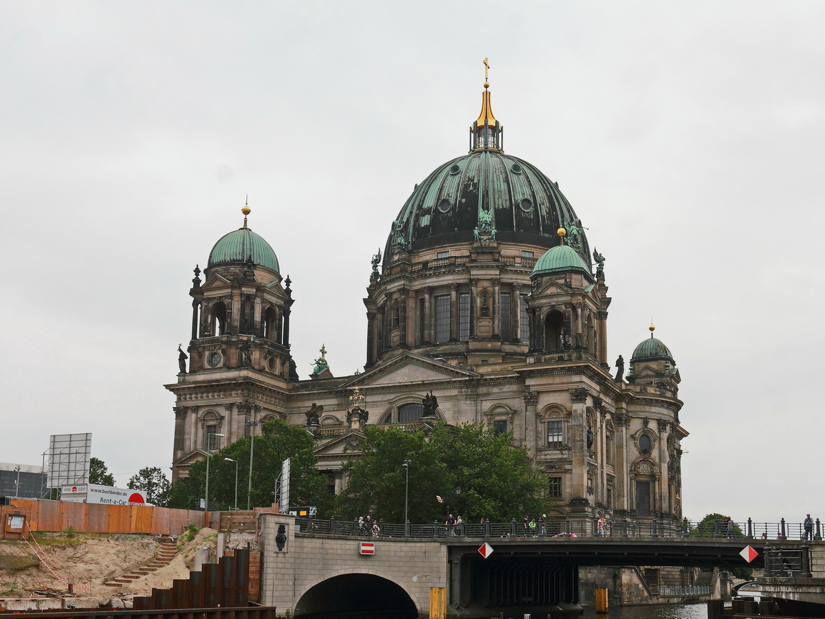 Berliner Dom am 24. Juni 2017 gesehenen von der Dampferanlagestelle Nikolaiviertel in Berlin Mitte.