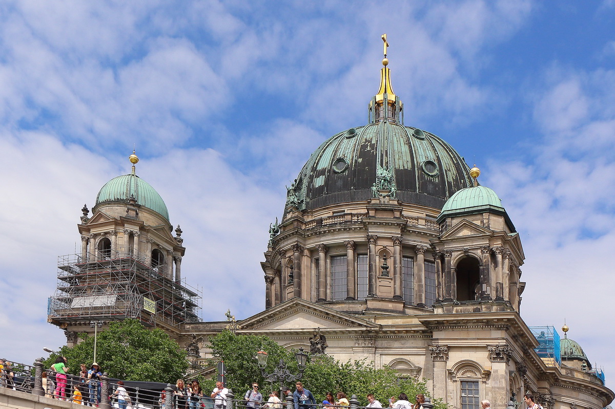 Berliner Dom gesehen von der Spree an der Liebknechtbrcke am 11.06.2022