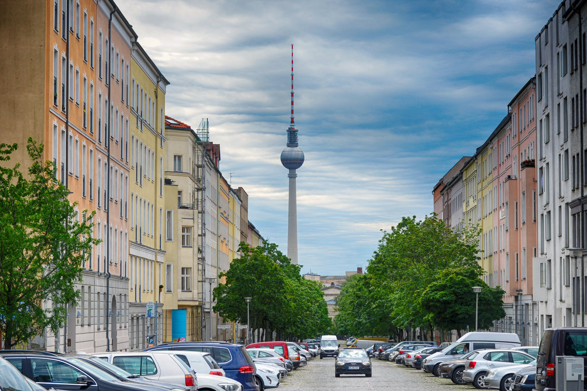 Berliner Fernsehturm und die Strelitzer Straße im Ortsteil Gesundbrunnen. Aufnahme: 8. Juni 2019.