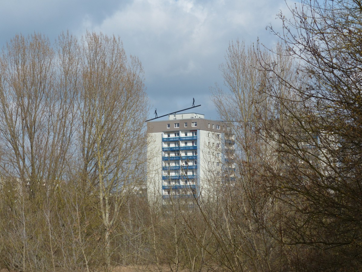 Berliner Osten - die Neubaugebiete werden wohl recht unterschiedlich wahrgenommen. Hellersdorf ist mir immer wieder einen Besuch wert, denn der Kontrast zwischen dichtem Wohnen und grozgiger landschaftlich wertvoller Umgebung ist fr eine Grostadt eher ungewhnlich. Die Akrobaten auf dem Haus ziehen immer wieder die Blicke auf sich. 19.3.2016 (Fotostandpunkt ist ungenau)