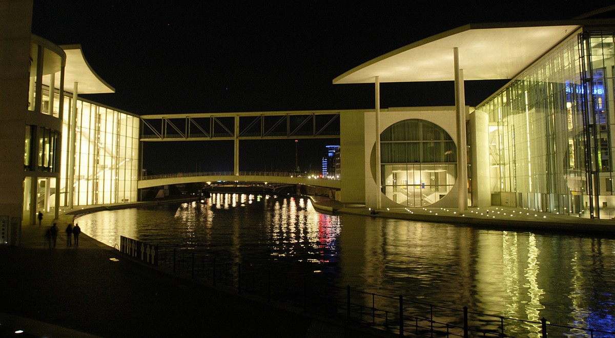 Berliner Regierungsviertel nachts: Paul-Lbe-Haus (rechts) und Marie-Elisabeth-Lders Haus (rechts). Aufnahme: 3. Mai 2008.