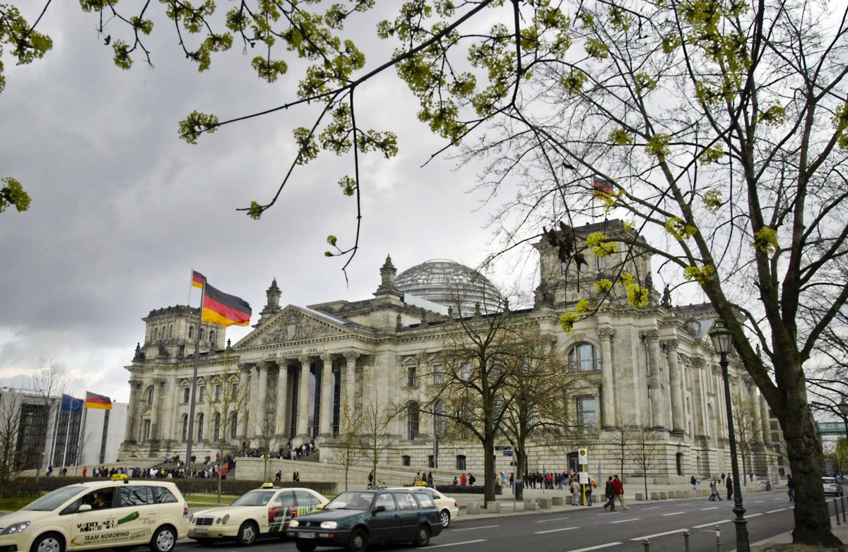 Berliner Reichtstag von Scheidemannstrae aus gesehen. Aufnahme: April 2007.