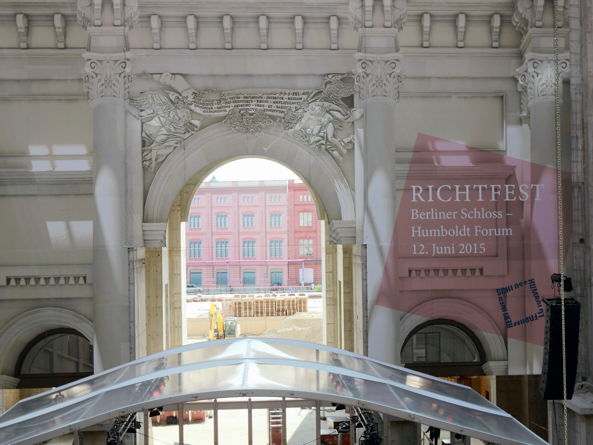 Berliner Schloss am 12. Juni 2015, Blick in Richtung Kuppel des neuen Stadtschlosses.  