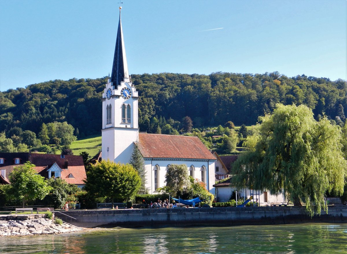 Berlingen, reformierte Kirche. Sie wurde im Jahr 1842 erbaut und ist eine der ersten neugotischen Kirchen der Schweiz - 03.09.2013