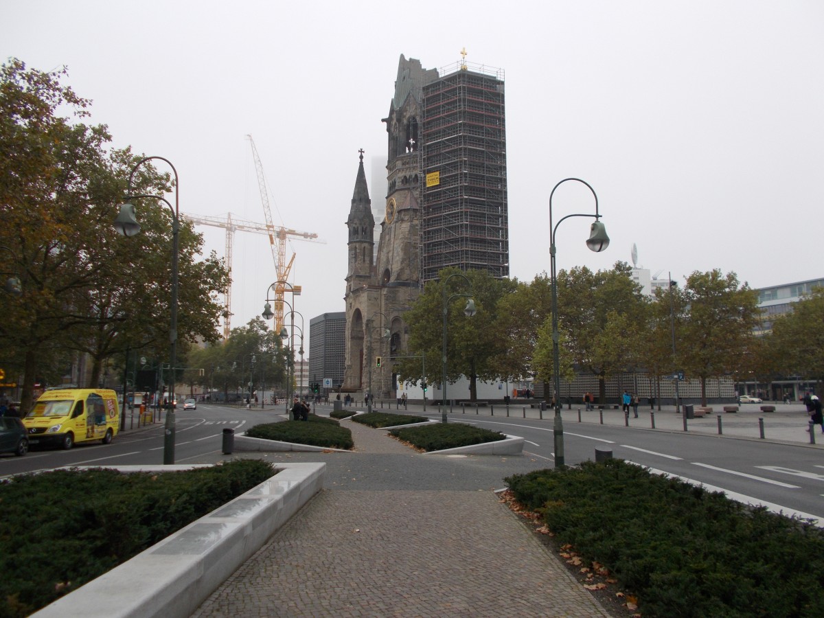 Berlin`s Flaniermeile der Ku`damm mit der Gedchniskirche am 25.Oktober 2014.