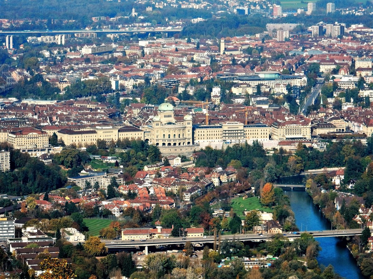 Bern, das Bundeshaus, vom Gurten aus gesehen - 29.10.2014