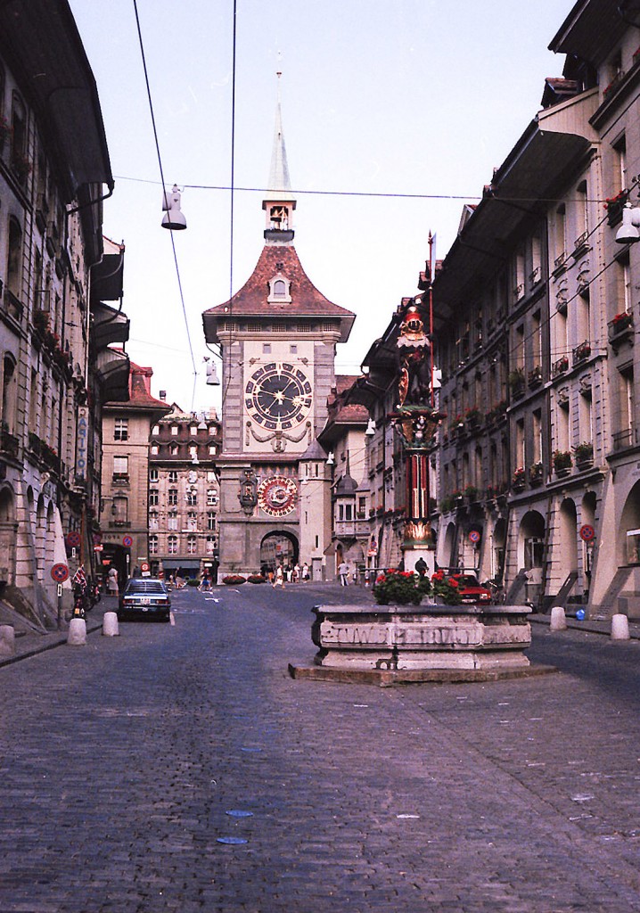 Bern - Kramgasse und Zytglogge. Aufnahme: Juli 1984 (digitalisiertes Negativfoto).