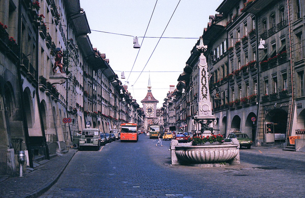 Bern - Kramgasse und Zytglogge. Aufnahme: Juli 1984 (digitalisiertes Negativfoto).