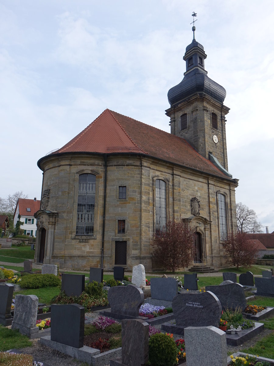 Berndorf, Ev. Pfarrkirche St. Georg, Saalkirche mit Ostturm, erbaut von 1764 bis 1766 durch Johann Thomas Niler (16.04.2017)