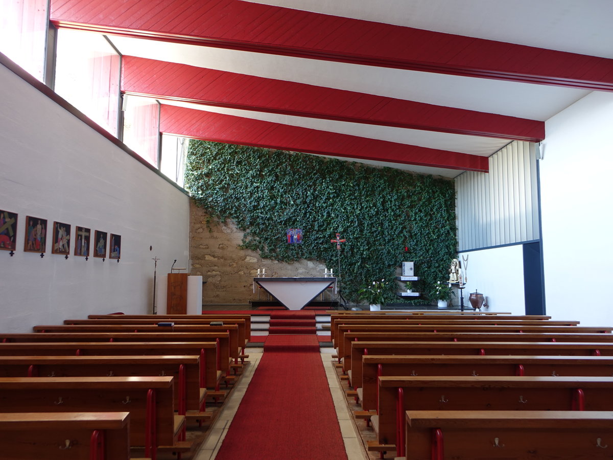 Bernheck, Innenraum der Pfarrkirche St. Sebastian, erbaut von 1951 bis 1953 durch die Architekten Hans und Traudl Maurer, Kreuzweg von Knut Schnurer, Altarbild von den Weinert Werksttten, Statuen von Felix Mller (13.10.2018)