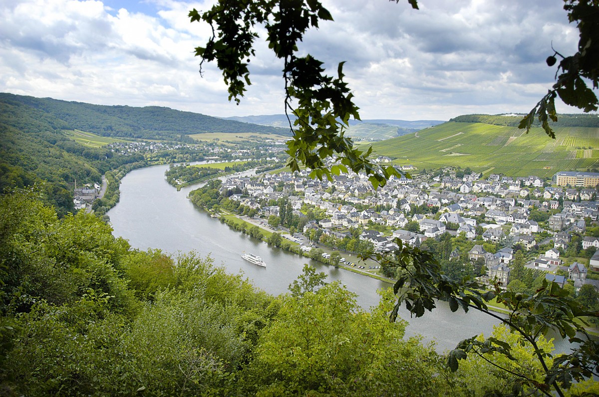 Bernkastel-Kues und die Mosel vom Balkon von Bernkastel aus gesehen. Aufnahme: Juli 2007.