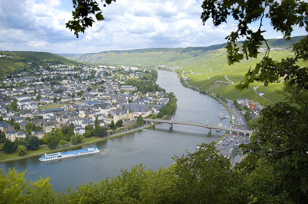 Bernkastel-Kues und die Mosel vom Balkon von Bernkastel aus gesehen. Aufnahme: Juli 2007.