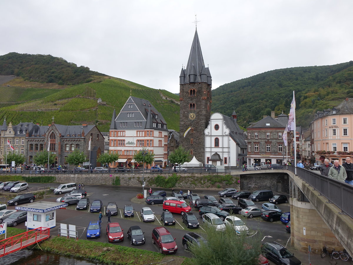 Bernkastel, St. Michael Kirche, erbaut im 14. Jahrhundert mit barocker Fassade (03.10.2016)