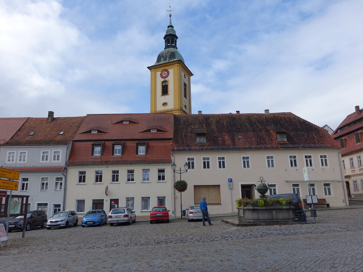 Bernstadt a. d. Eigen, Huser und Kirchturm der Ev. St. Marien Kirche (17.09.2021)