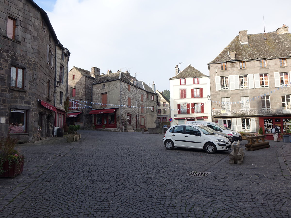 Besse-et-Saint-Anastaise, Gebude am Place de Eglise (20.09.2016)