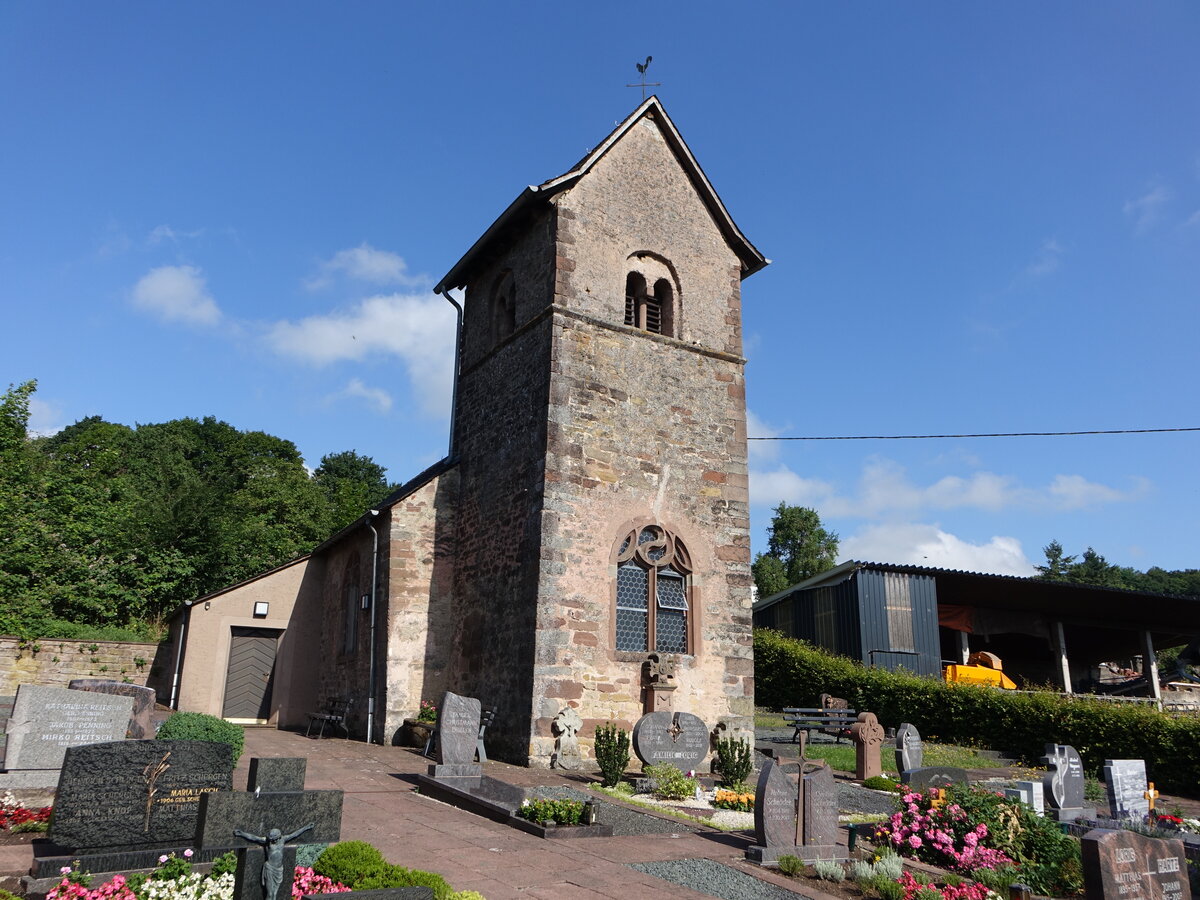 Besslich, Pfarrkirche St. Abrunculus, romanischer Saalbau mit Chorturm, erbaut im 12. Jahrhundert (23.06.2022)