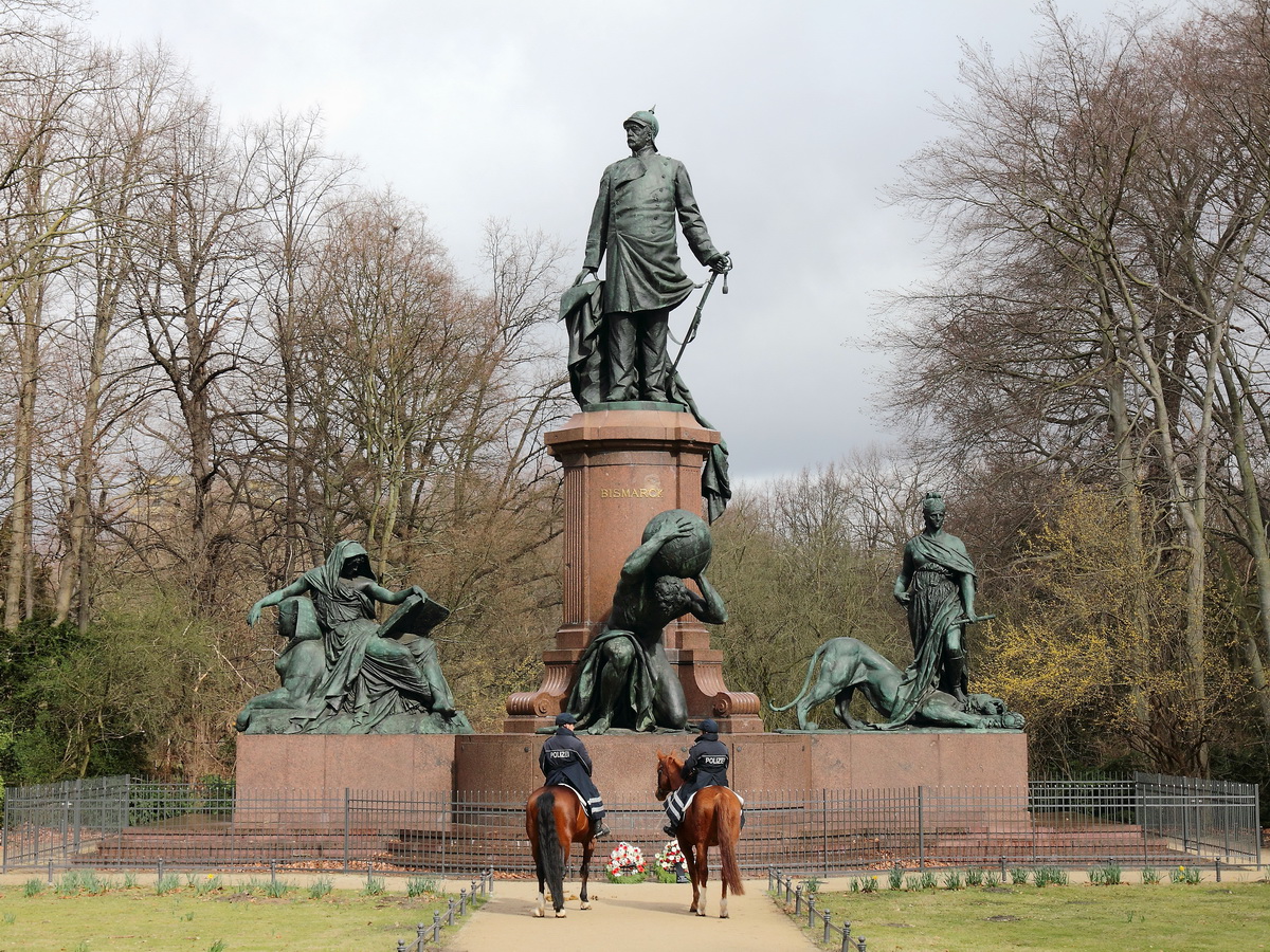 Besuch des  1901 eingeweihten Bismarck-Nationaldenkmal.
Hierbei handelt es sich um eine Denkmal des ersten deutschen Reichskanzlers Otto von Bismarck in Berlin. 
Der ursprnglich Platz Denkmal war am heutigen Platz der Republik, vor dem Reichstagsgebude und wurde 1938 an den heutigen Standort am
Groen Stern versetzt. Aufnahme vom 01. April 2015 dem 200. Geburtstag des Reichskanzler in der Zeit vom 21. Mrz 1871 - 18. Mrz 1890.
