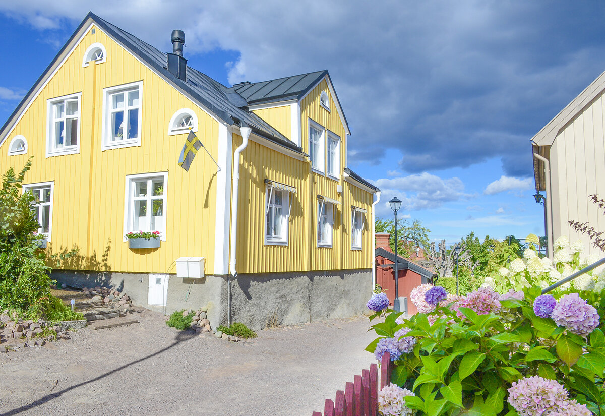 Besvrsgatan in Oskarshamn. Das Areal unmittelbar am Hafen, bekannt als Fnyket, besteht aus kleinen Husern aus Holz. Heutzutage steht dieses Viertel unter Denkmalschutz, und die engen Gassen im Fnyket mnden hufig in Treppen. Aufnahme: 23. August 2025.