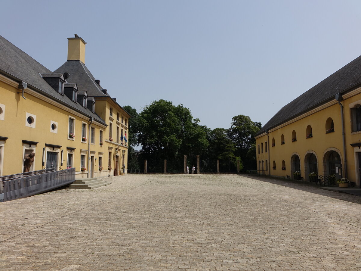 Bettemburg, Schloss in der Rue du Chateau, erbaut ab 1733, heute Rathaus (18.06.2022)