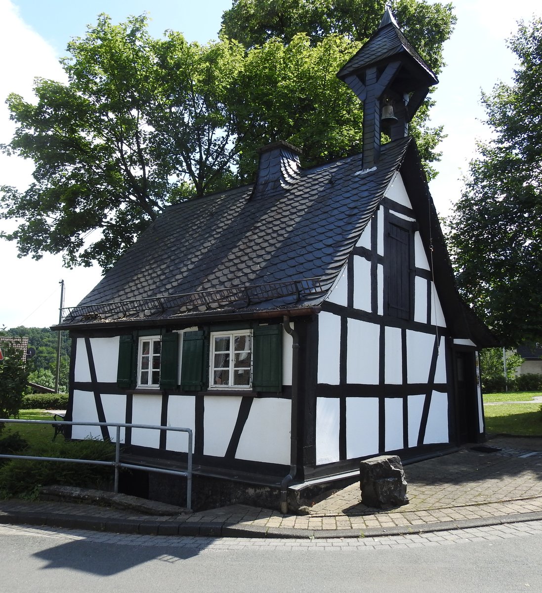 BETZDORF-WALLMENROTH/SIEG-GLOCKENHUSCHEN
Wunderbar restauriert und ein Motiv wie aus dem Mrchenbuch-das genaue Alter des Fachwerkhuschens ist nicht
bekannt,nach Untersuchungen wohl um 1660 erbaut und 1981 unter Denkmalsschutz gestellt,diente es
wohl zuerst dem Dorfhirten als Wohnung....ein Schmuckstck fr den Ort,am 22.7.2017