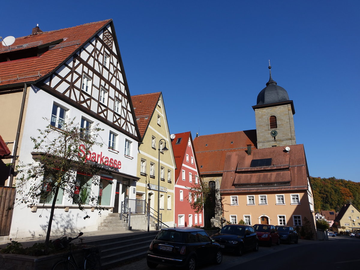 Betzenstein, evangelische Stadtkirche und Sparkasse an der Hauptstrae, Kirche erbaut von 1733 bis 1748 durch Marx Erckel (13.10.2018)