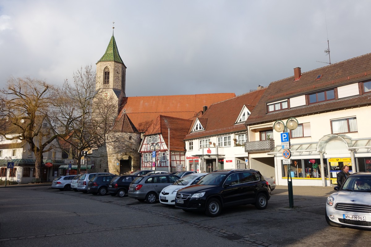 Beutelsbach, Stiftskirche und Stiftstor am Marktplatz, erbaut 1522 (18.01.2015)